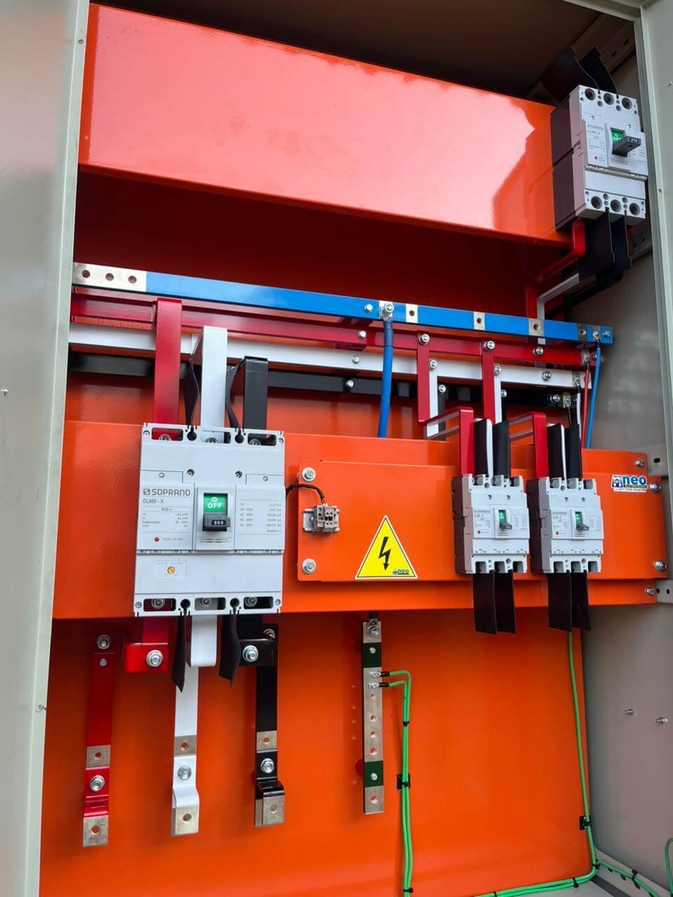 Quadro elétrico de controle e distribuição fabricado pela Neo Eletricidade